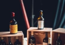 Lons-le-Saunier. La vente aux enchères, temps fort de la Percée du Vin Jaune Vente aux enchères Percée du Vin Jaune