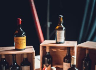 Lons-le-Saunier. La vente aux enchères, temps fort de la Percée du Vin Jaune Vente aux enchères Percée du Vin Jaune