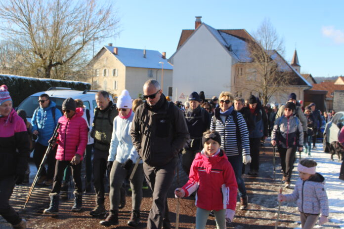 Départ des marcheurs marche gourmande solidaire Monnières