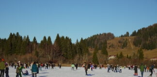 Haut-Jura. Lamoura : A défaut de ski, on fait du patin à glace sur lac gelé du village… Patiner sur le lac de Lamoura