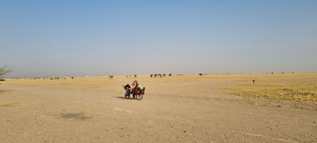 Traversée du désert d’Arabie Saoudite avec sa sœur Jessica illustrant le parcours aventureux de Sandrine Roy.
