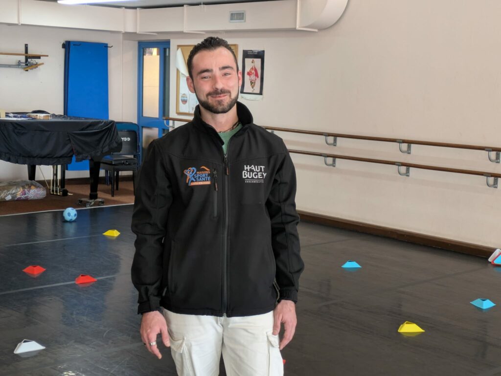 Enseignant dans une salle de danse préparée pour un cours de sport adapté santé.