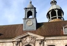 Salins-les-Bains. Le « Big Ben » salinois prend des airs de tour de Pise Travaux hôtel de ville Salins