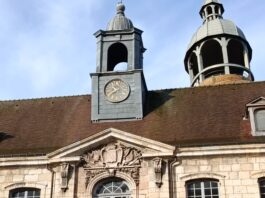 Salins-les-Bains. Le « Big Ben » salinois prend des airs de tour de Pise Travaux hôtel de ville Salins