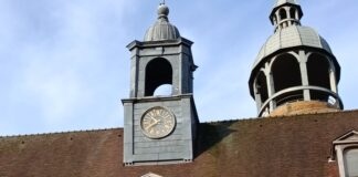Salins-les-Bains. Le « Big Ben » salinois prend des airs de tour de Pise Travaux hôtel de ville Salins