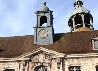 Salins-les-Bains. Le « Big Ben » salinois prend des airs de tour de Pise Travaux hôtel de ville Salins