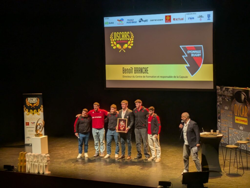 Jeunes joueurs et directeur du centre de formation Benoît Branche à l’honneur lors de la cérémonie.