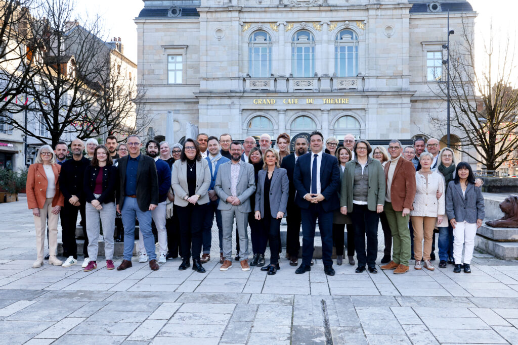 Groupe de la liste Une énergie nouvelle pour Lons devant un bâtiment, axé sur remettre autorité rues Lons.