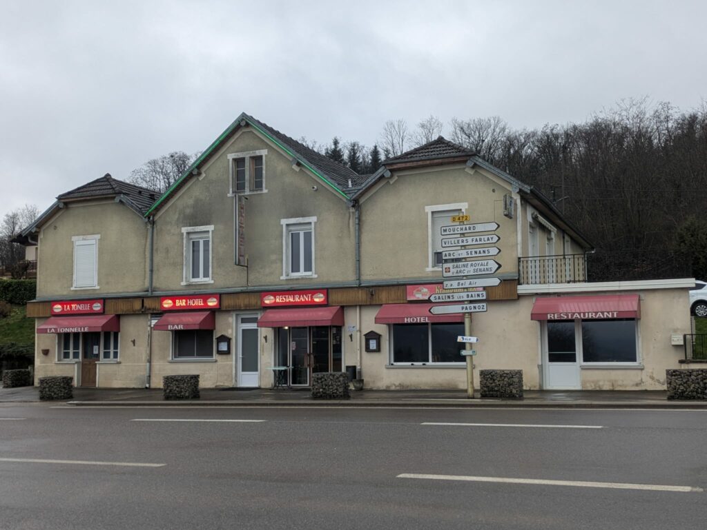 Façade du restaurant La Tonnelle à Pagnoz touché par l\