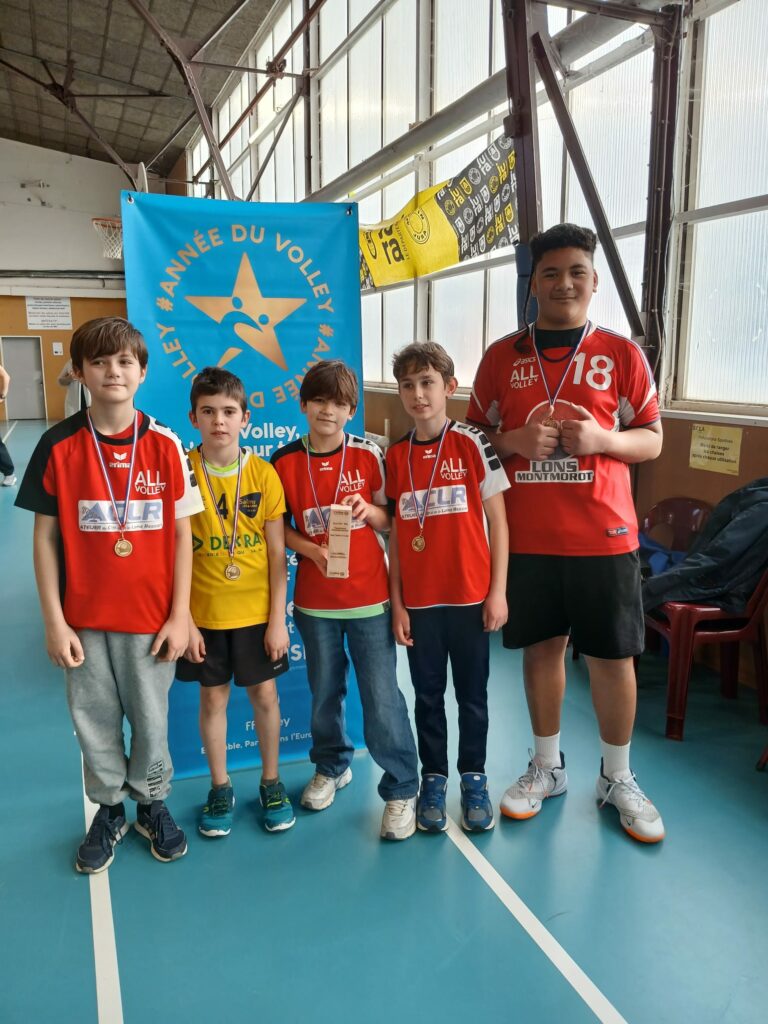 Jeunes joueurs du club volley Lons Saunier avec médailles devant une bannière lors d