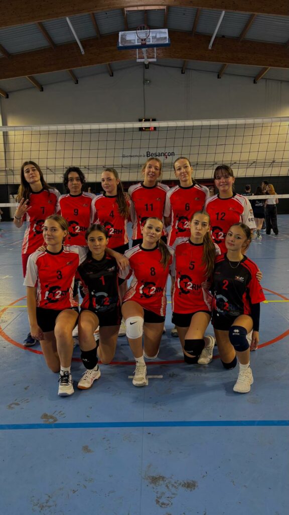 Groupe de jeunes joueuses féminines du club de volley de Lons-le-Saunier