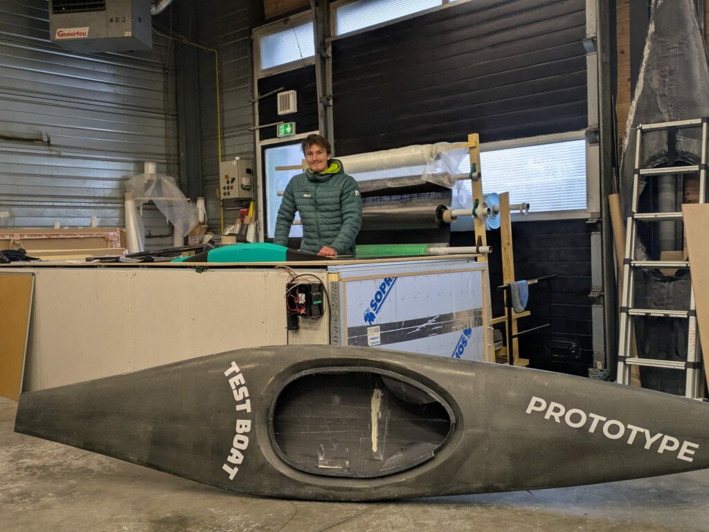 Premier prototype de kayak de compétition de Kaivo, pesant 8 kg.