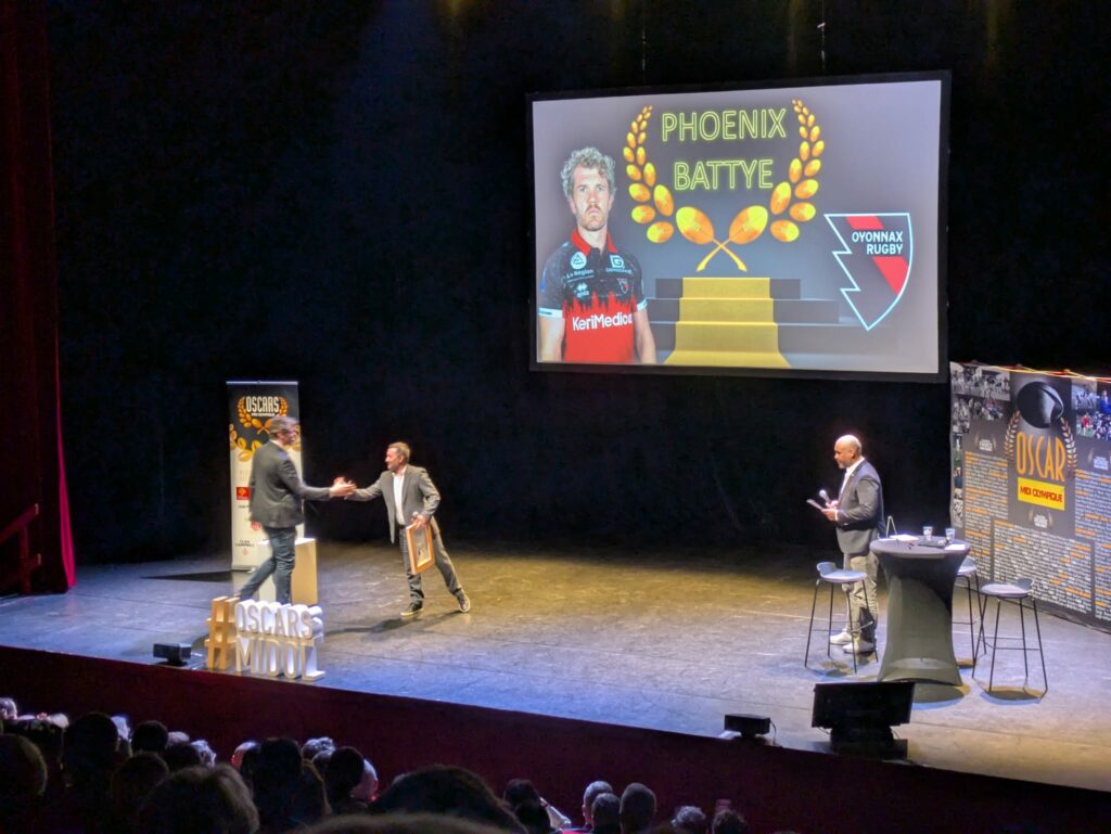 Phoenix Battye reçoit sa nomination aux Oscars Midi Olympique sur scène.