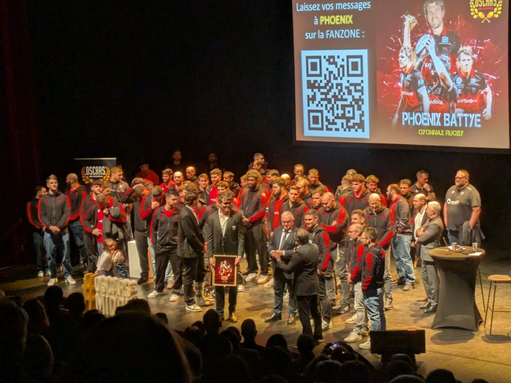 Cérémonie du Midi Olympique avec l’effectif complet de l’US Oyonnax sur scène.