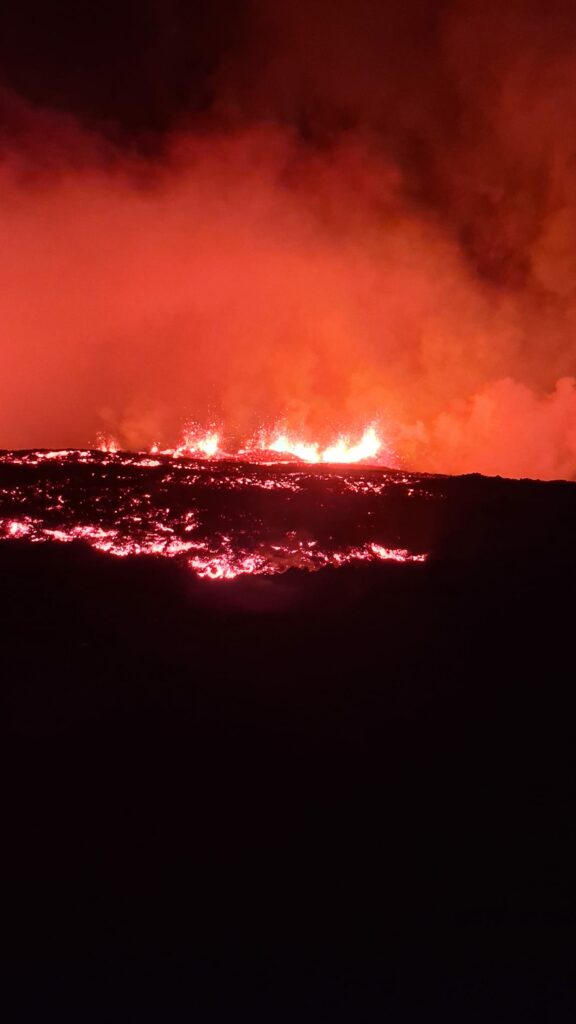 Pascal Barrier capturant l’éruption des failles du Piton à une cinquantaine de mètres.