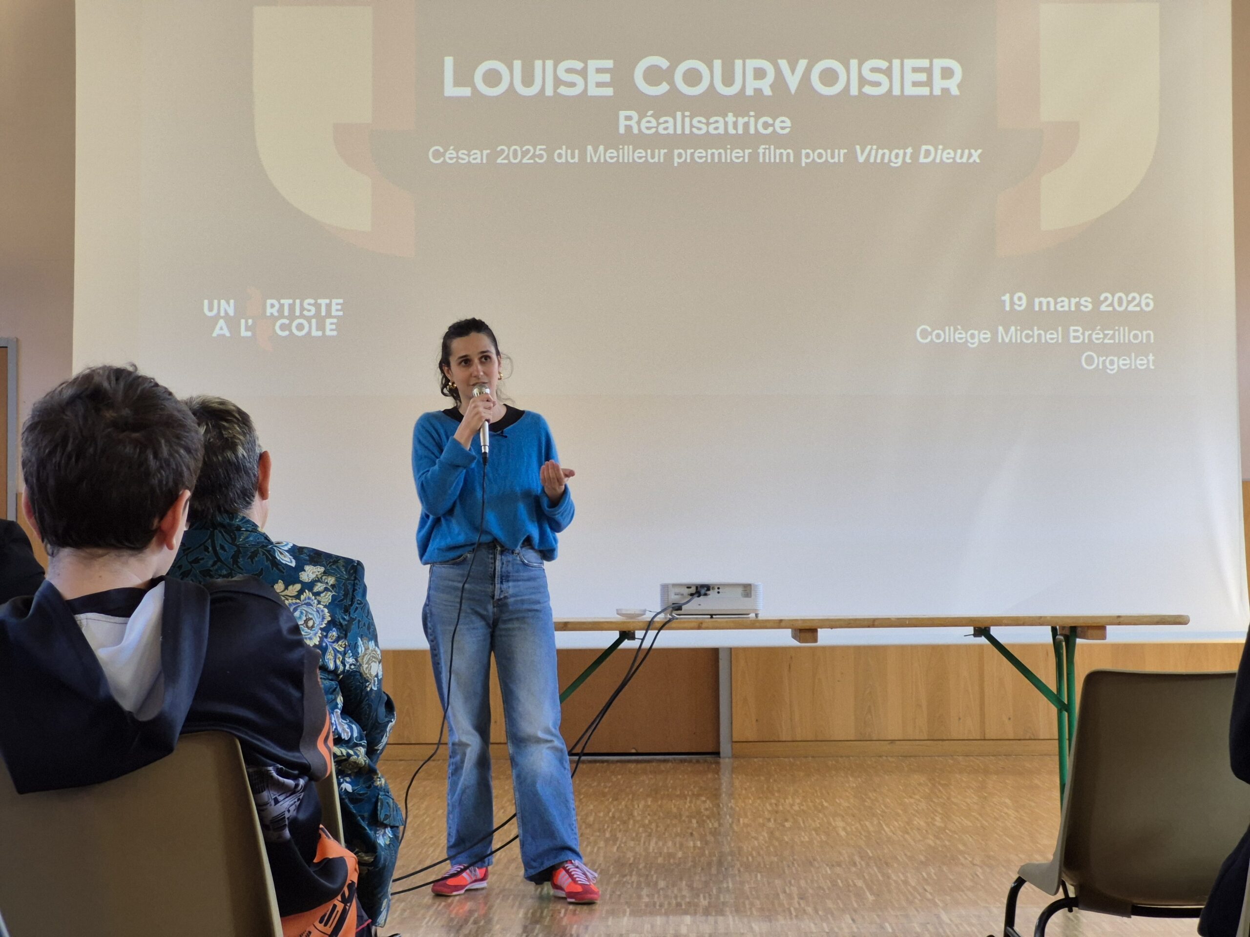 Réalisatrice partageant sa passion avec des élèves à Orgelet.