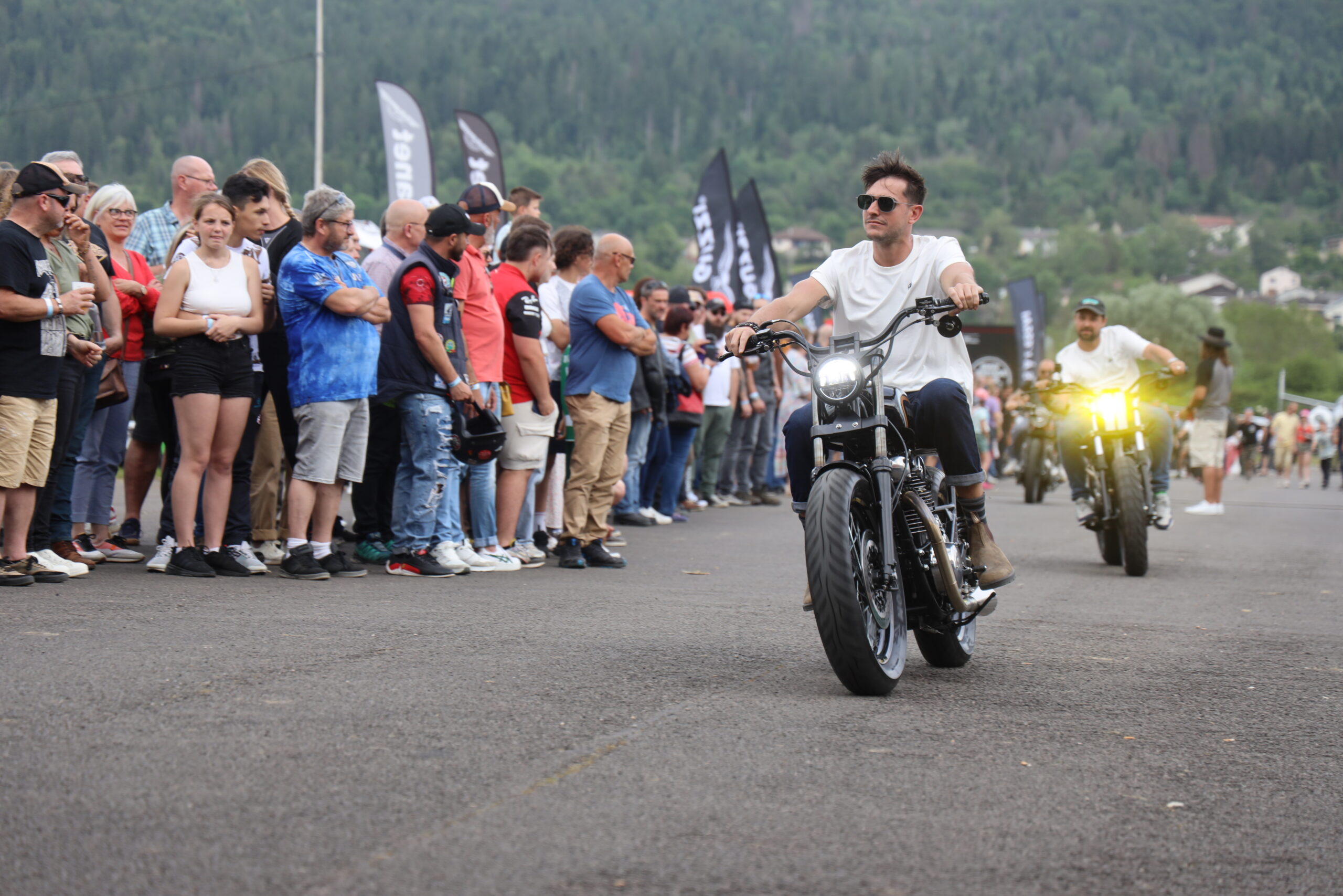Public observant différentes motos lors du festival Hangar Zéro1 à Arbent