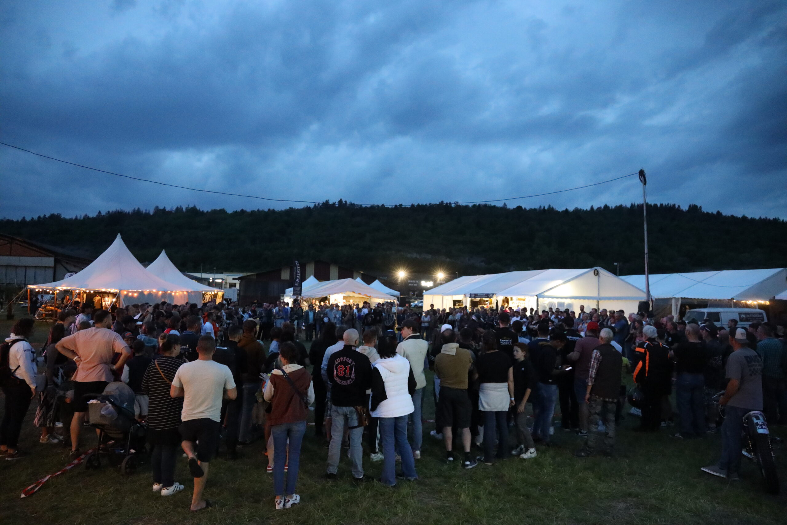 Ambiance conviviale entre amis lors du festival Hangar Zéro1