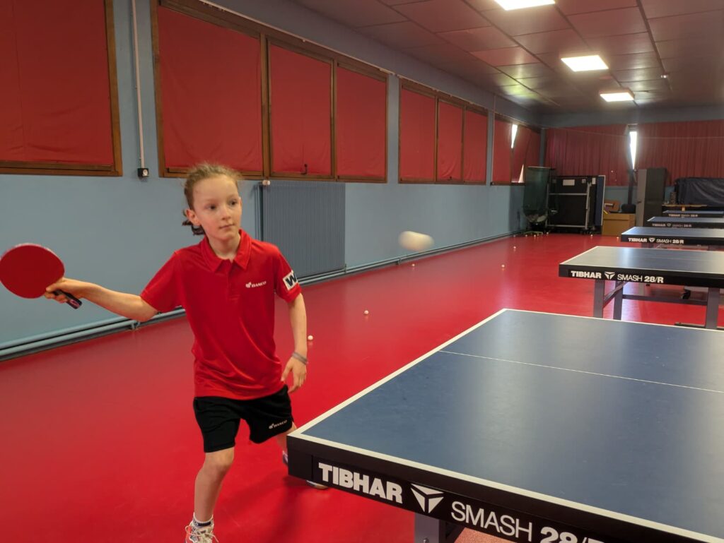 Jeune pongiste en entraînement pour le championnat de France.
