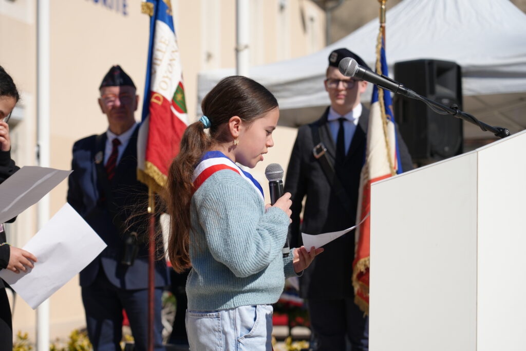 Enfants lisant un extrait de la lettre d’Albert Camus sur la coexistence franco-algérienne.