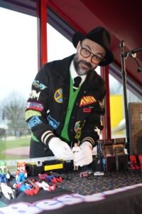 Artiste travaille minutieusement sur les décors et la mise en scène pour la toy photography