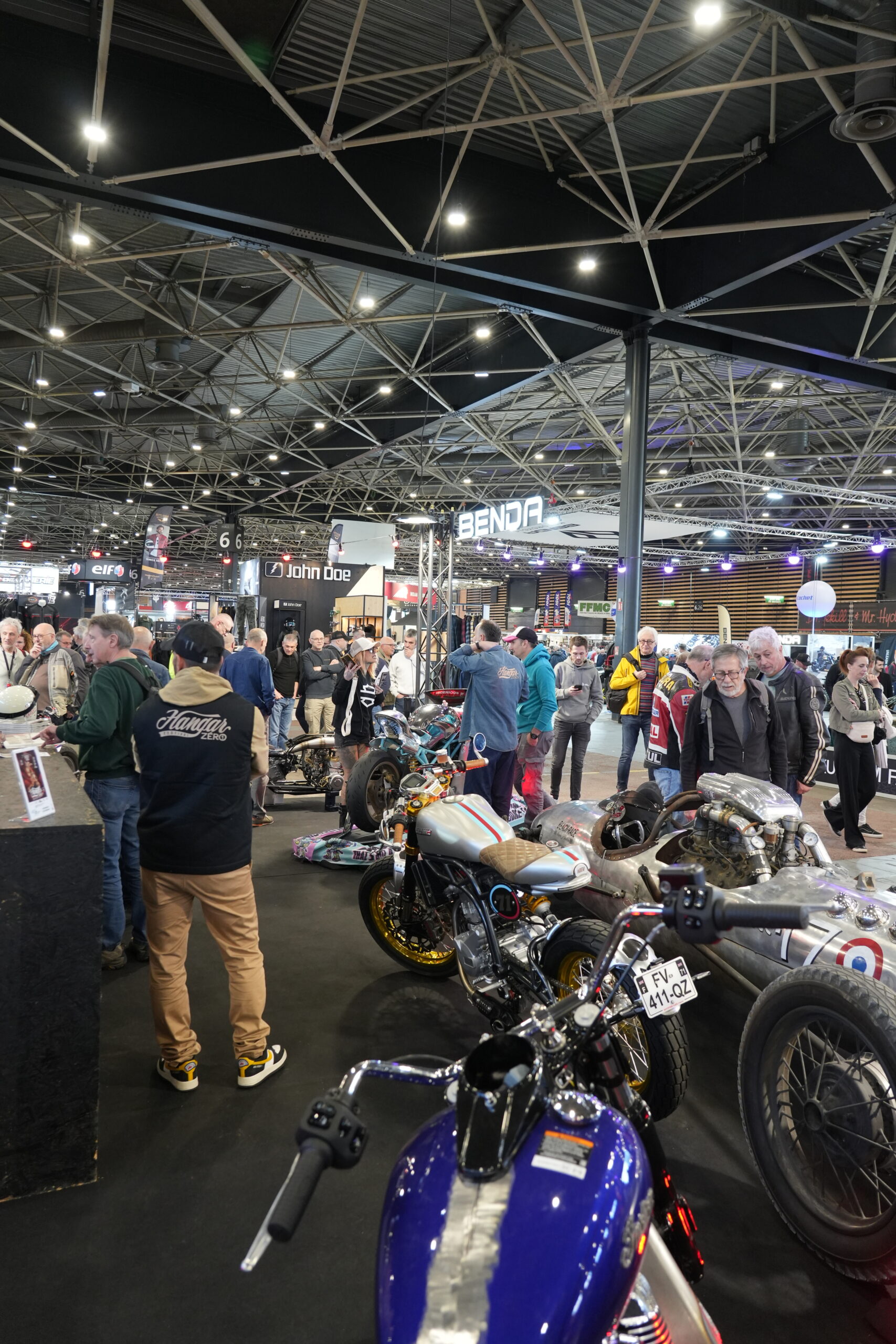 Moto préparée exposée au salon du 2 roues à Lyon