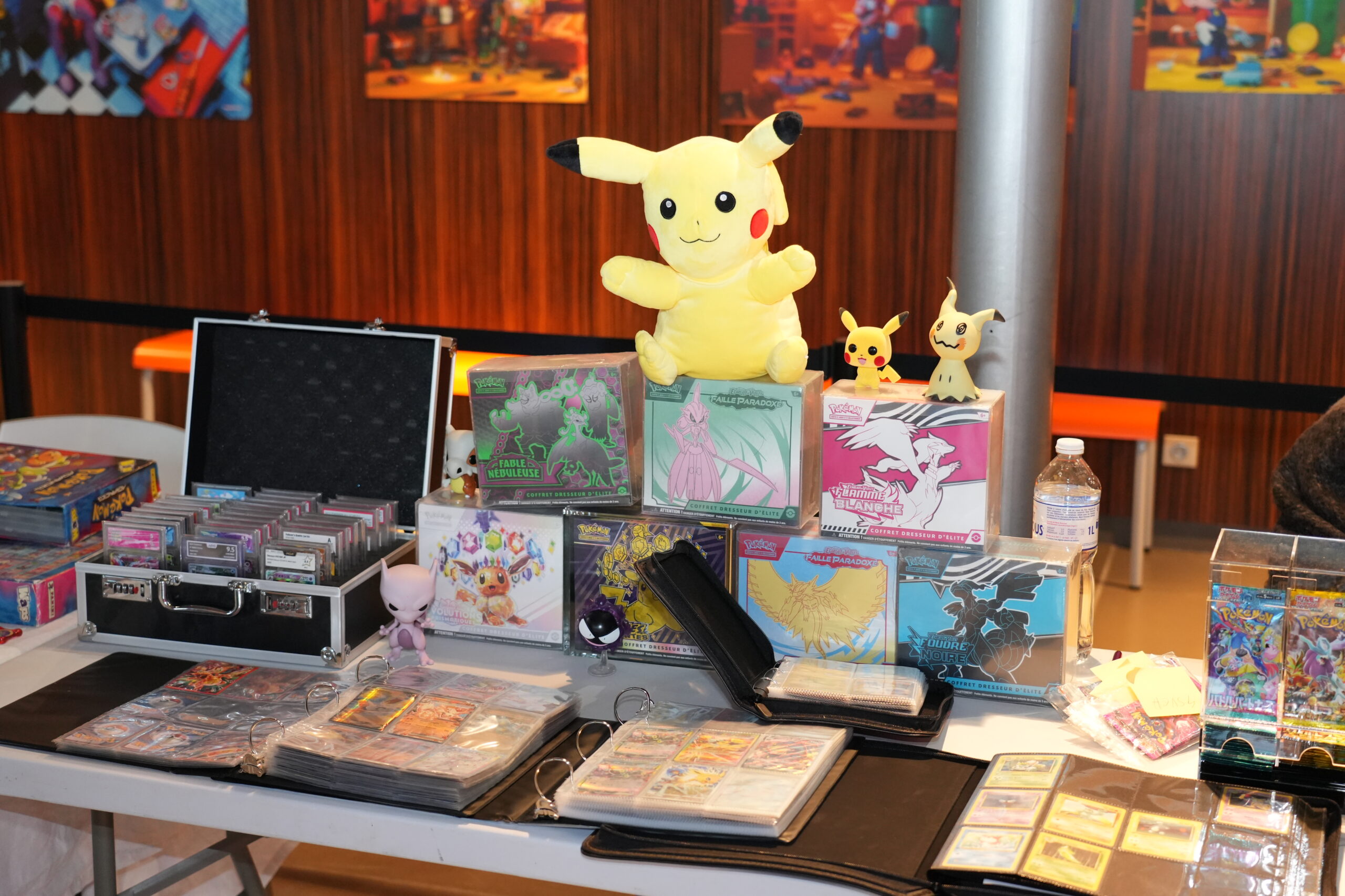 Stand d’exposition de cartes Pokémon et objets liés, lors d’un salon au musée du Jouet.