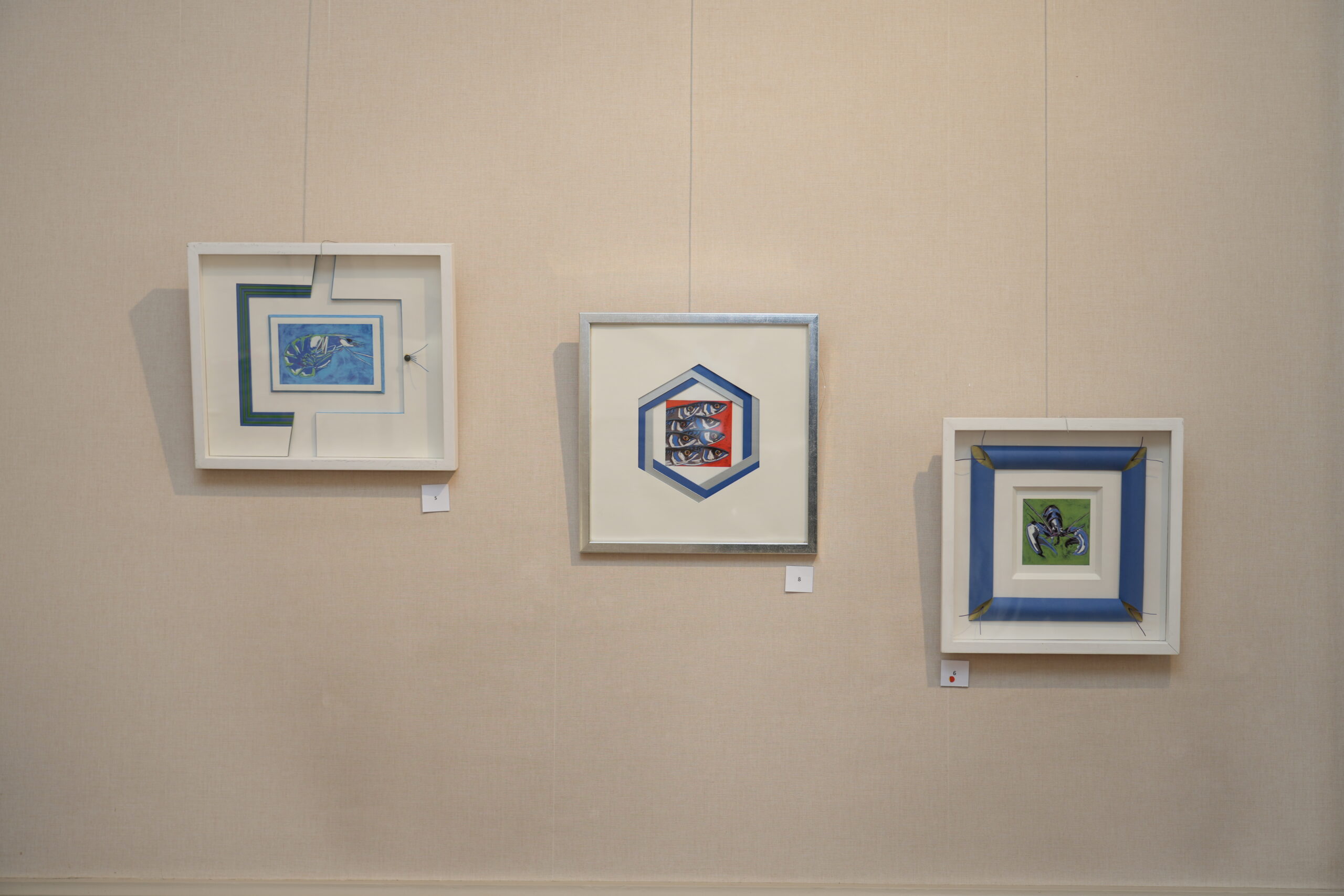 Exposition de trois cadres artistiques aux finitions soignées représentant l