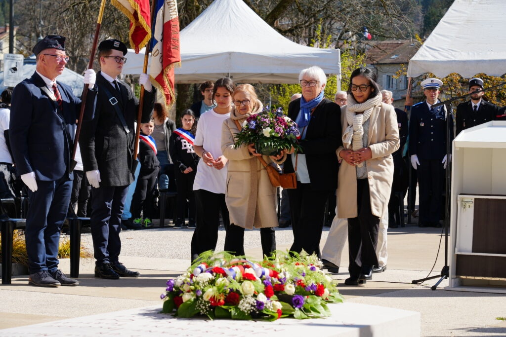 Dépôt de gerbes par les associations mémorielles au monument aux morts.