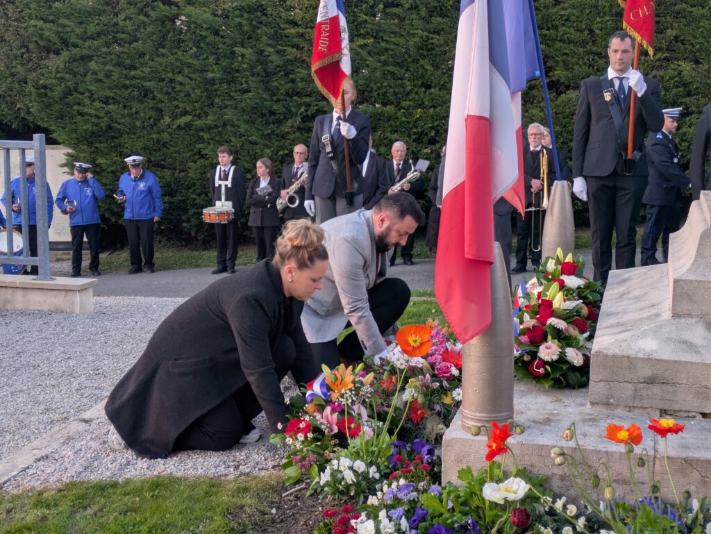 Guillaume Badet et Lydie Bonito déposant des gerbes lors de la cérémonie à Châteaurenaud.