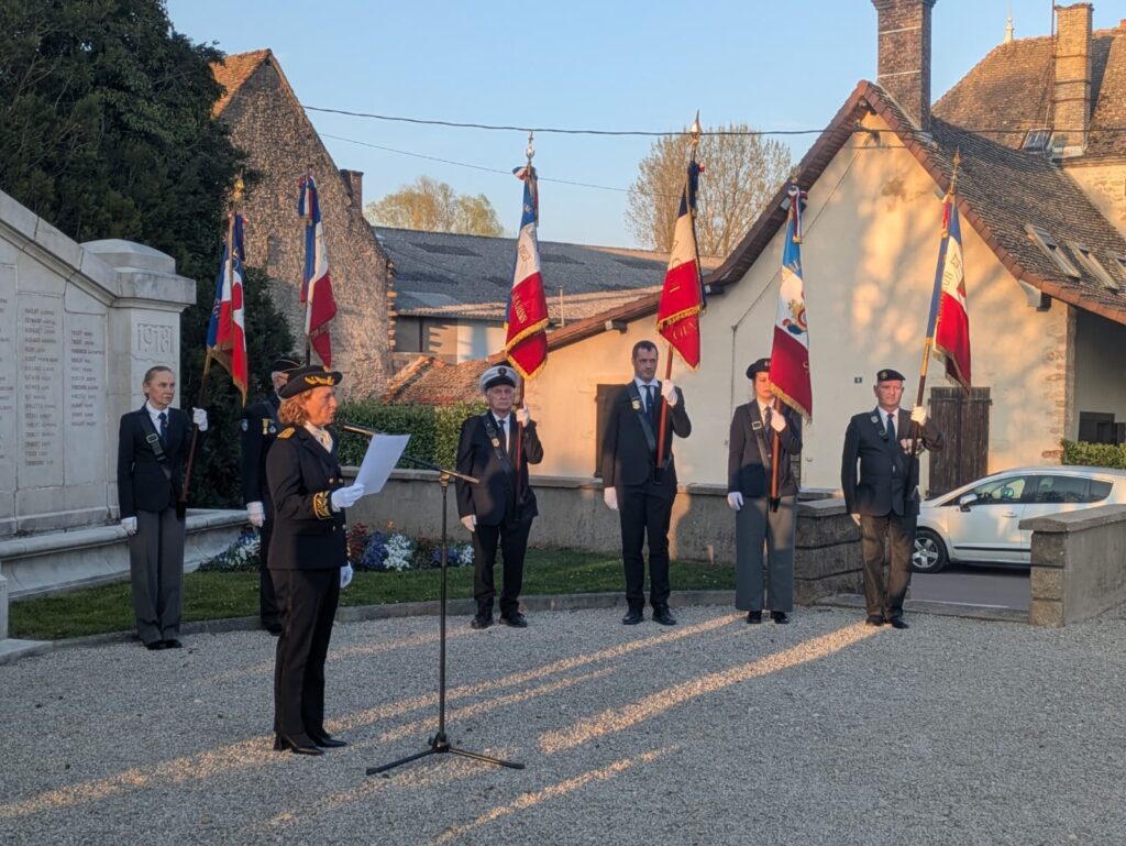 La sous-préfète Caroline Ageron lisant le message ministériel lors de la cérémonie à Louhans.