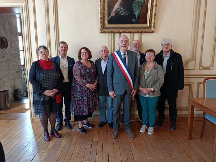 Dominique Bonnet entouré de ses adjoints nouveau conseil municipal Poligny Dominique Bonnet