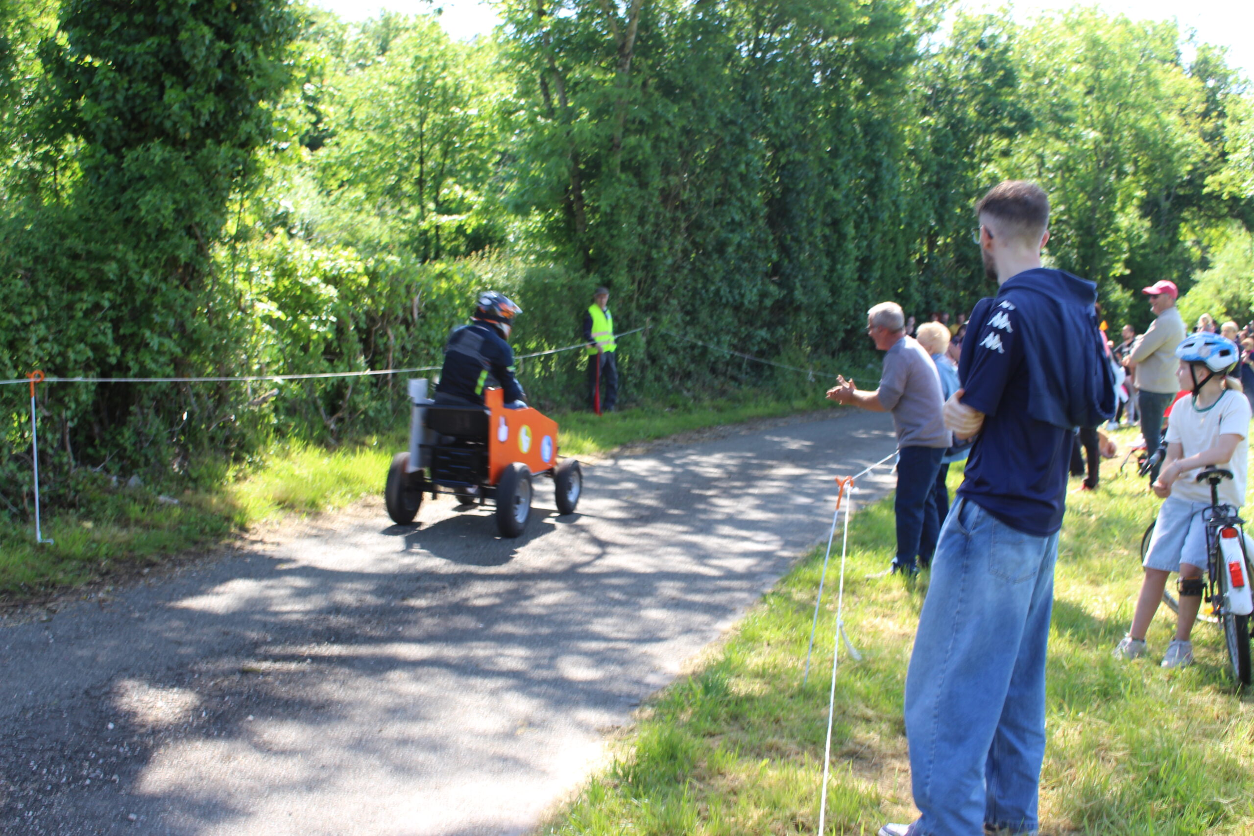 Foule présente sur tout le parcours de la descente de caisses à savon à Vosbles-Valfin.