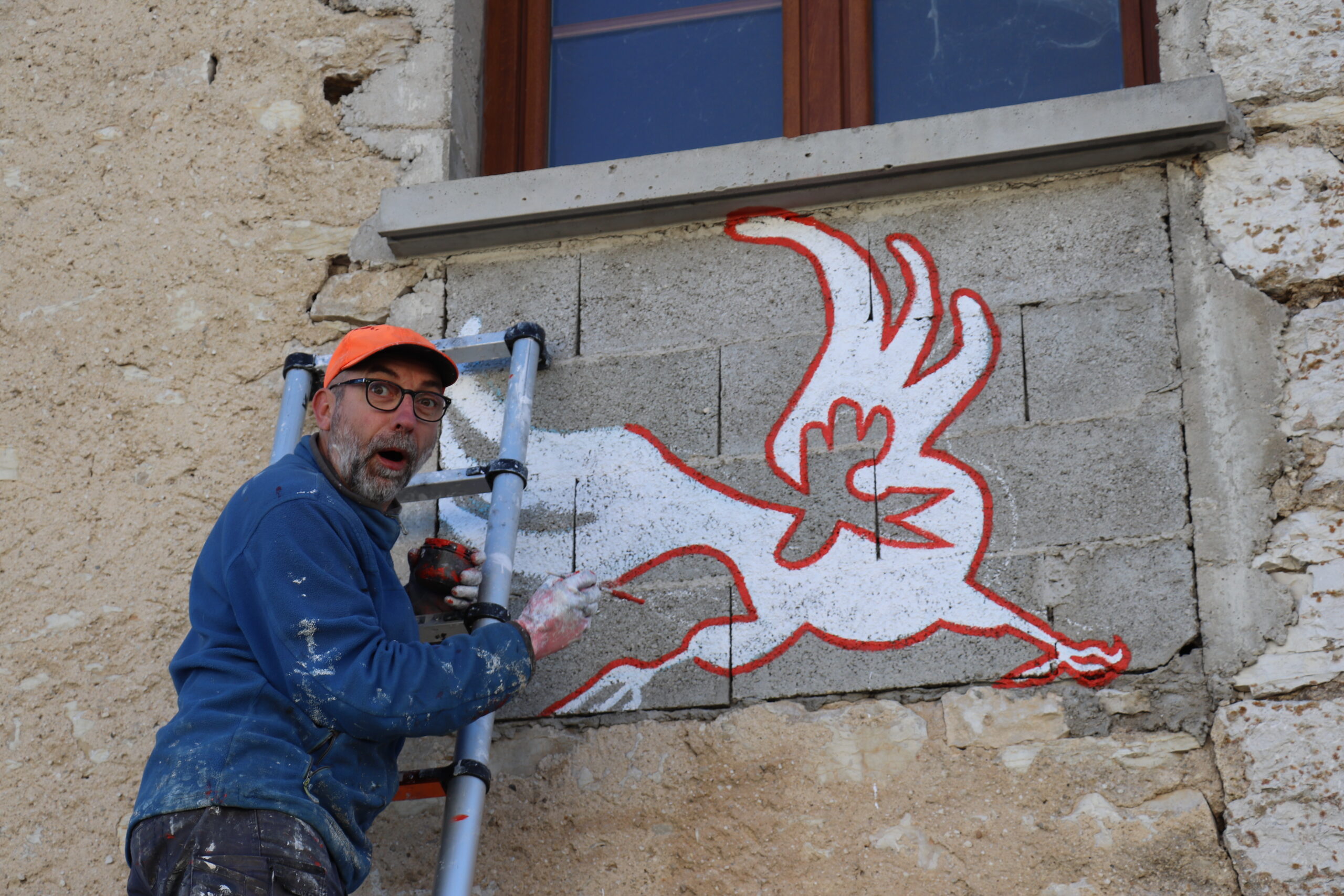 Dessin d’une poule qui prend forme sur un mur.