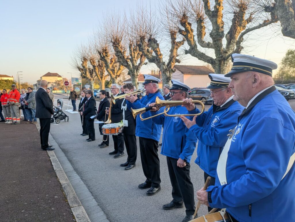 Cérémonies de commémoration des morts en Algérie avec fanfare jouant des sonneries protocolaires.