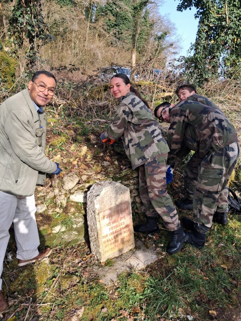 Cadets de gendarmerie encadrés par des membres du Souvenir français lors du nettoyage.
