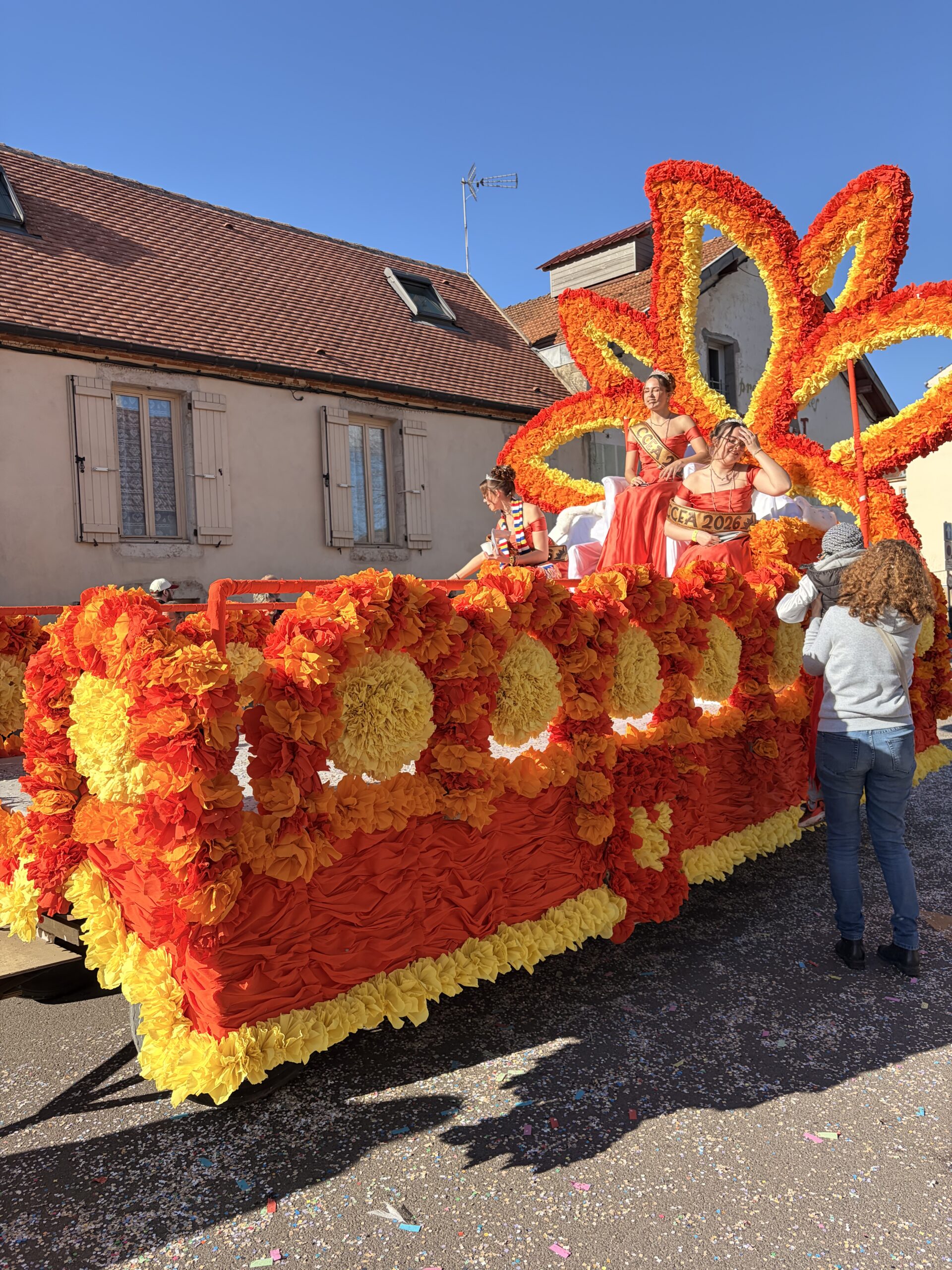 Char coloré des reines au carnaval d'Auxonne