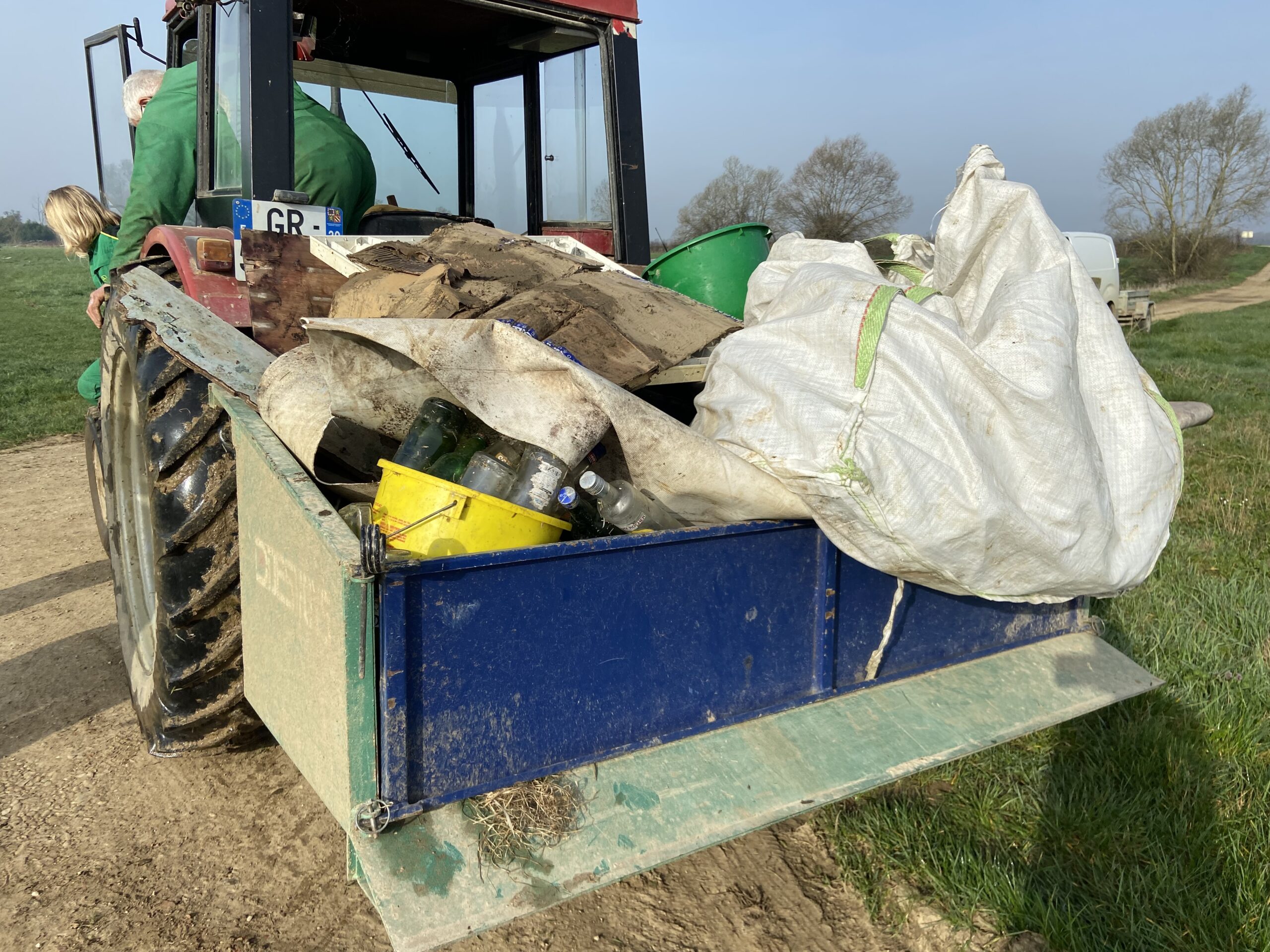 Tracteur chargé de sacs de déchets ramassés lors d\