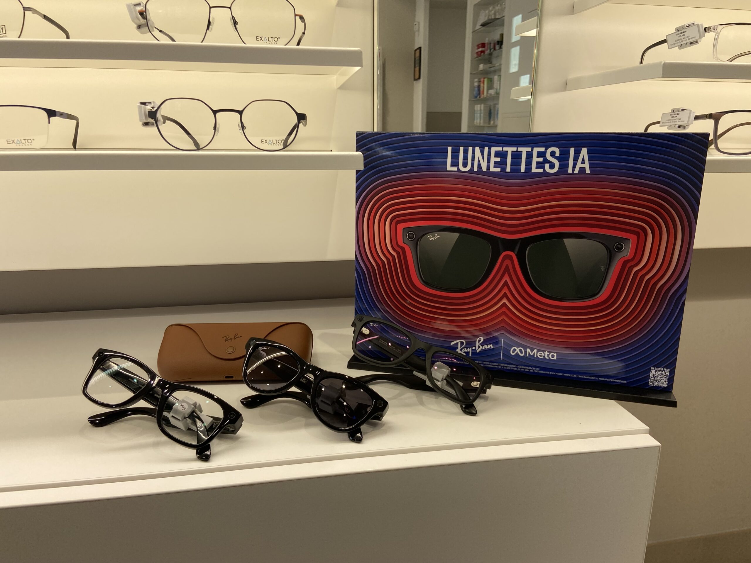 Présentoir de lunettes connectées nouvelle génération dans un magasin.