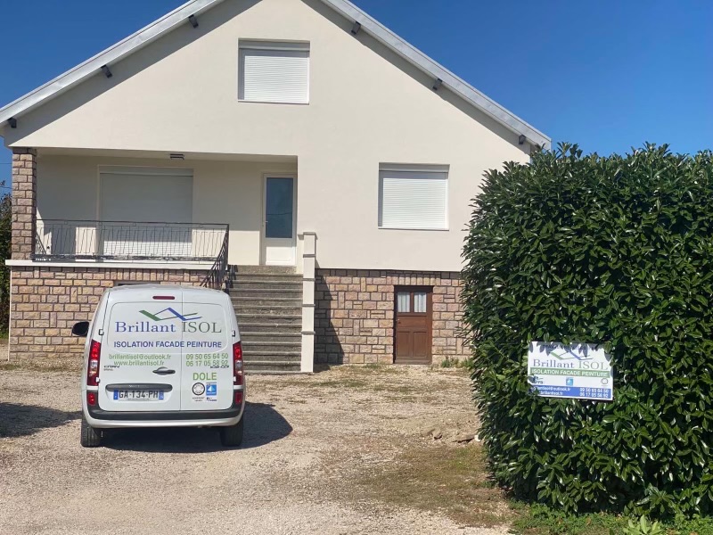 Véhicule de Brillant Isol devant une maison rénovée à Rochefort, spécialisée en isolation et façades.