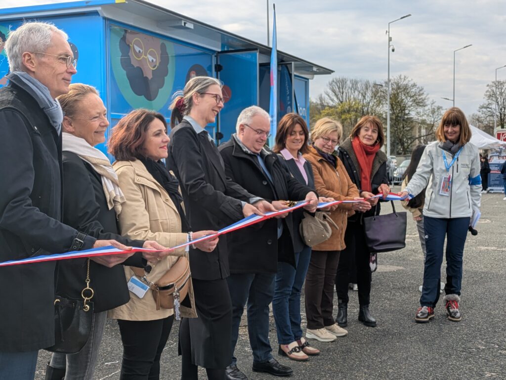 Inauguration de la caravane des métiers à Oyonnax par Michel Perraud.