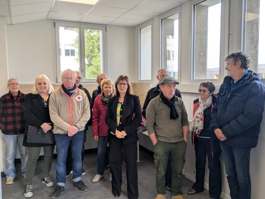 Personnes dans le local des associations à Saint-Amour