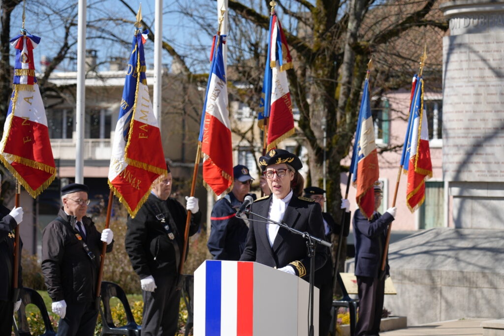 Cérémonie commémorative avec un discours en hommage à la guerre d