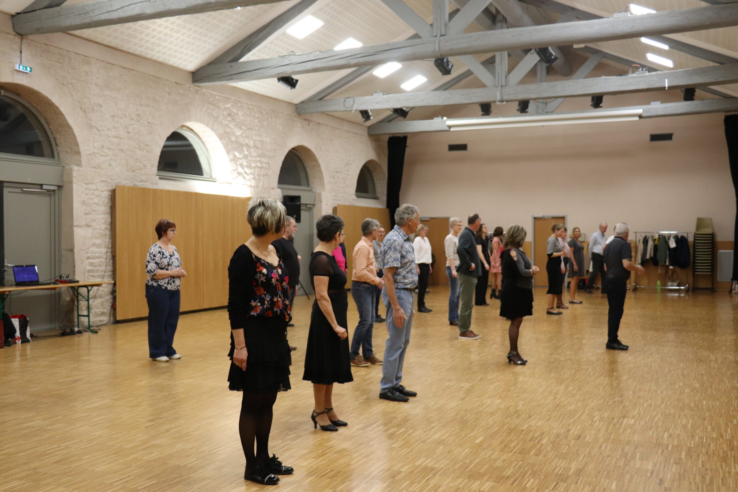 Participants pratiquant la danse en ligne à la salle Grenette.