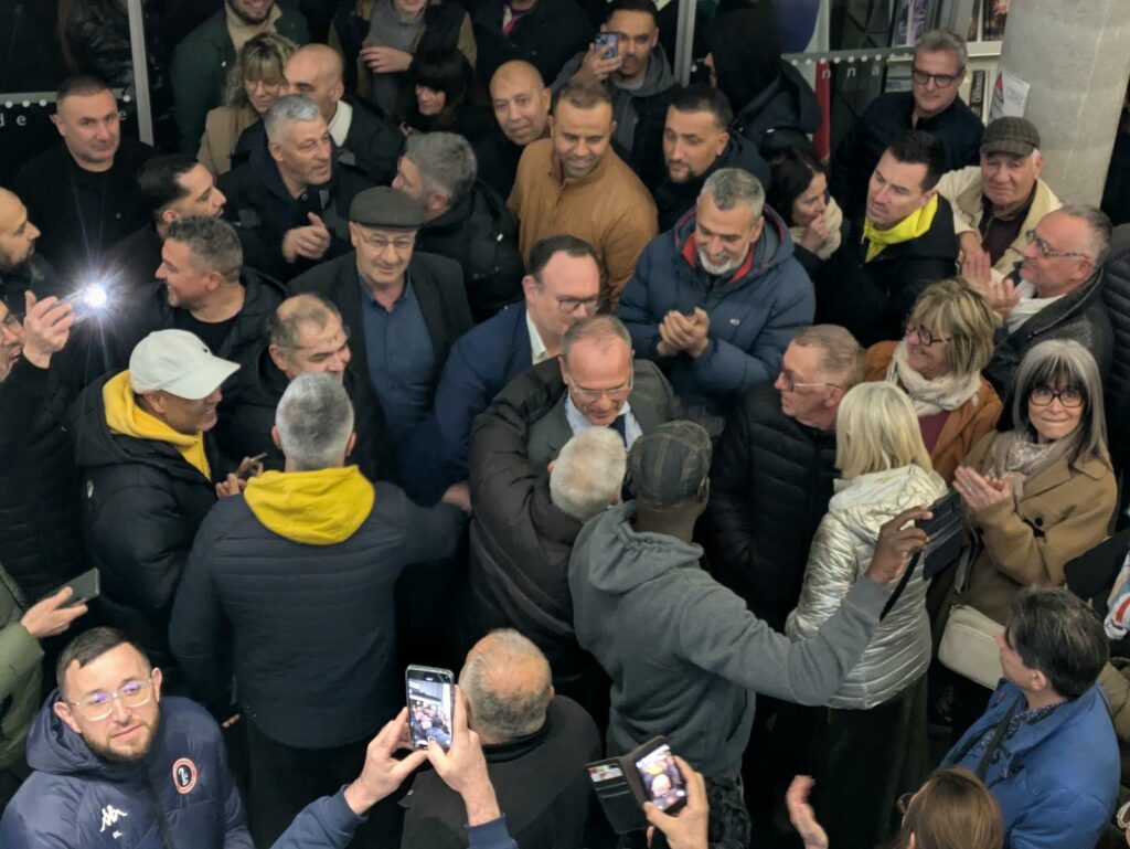 Laurent Harmel célébré par une foule lors du second tour des élections municipales à Oyonnax.