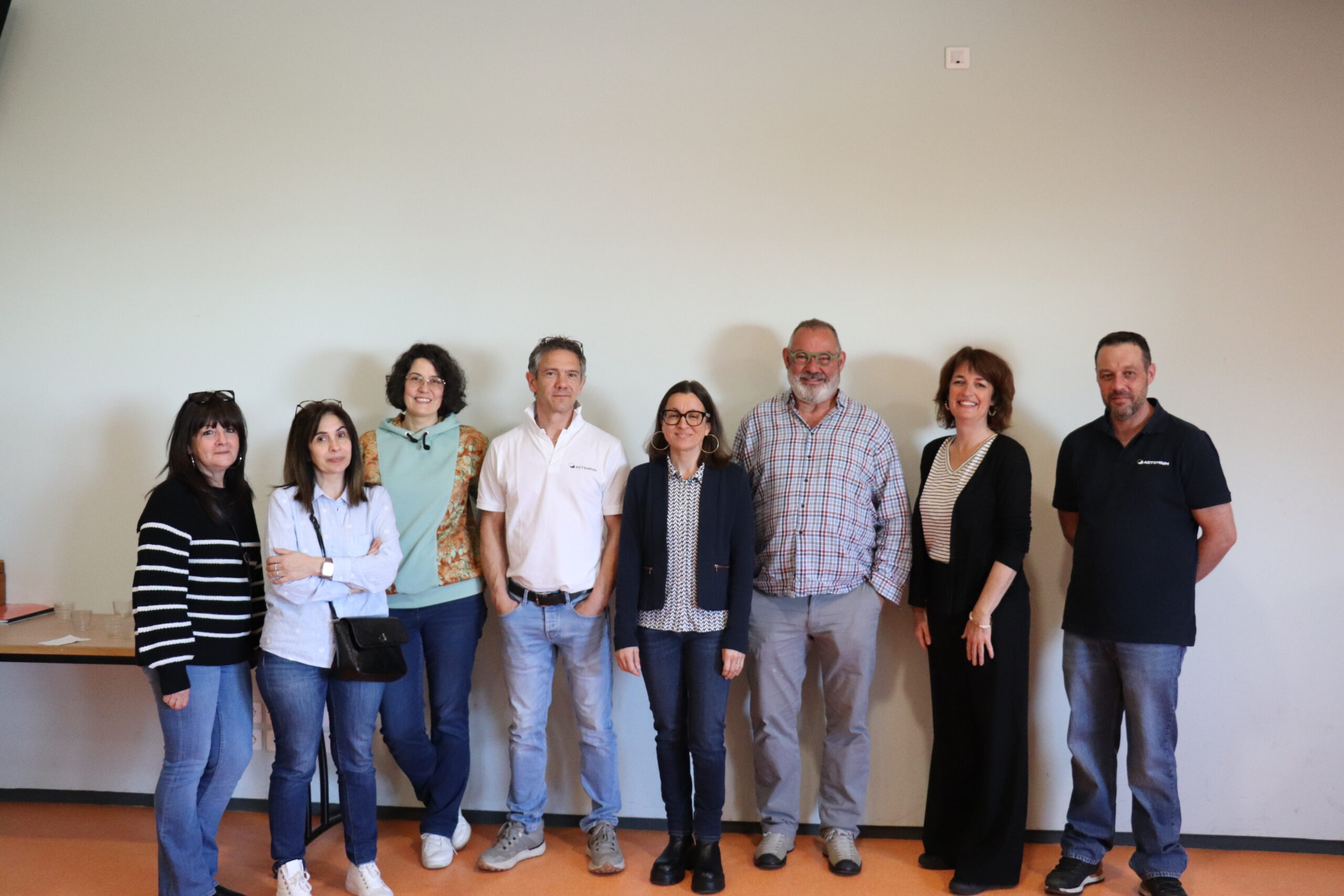 Groupe de professionnels lors de la découverte des métiers manuels au collège Xavier-Bichat.