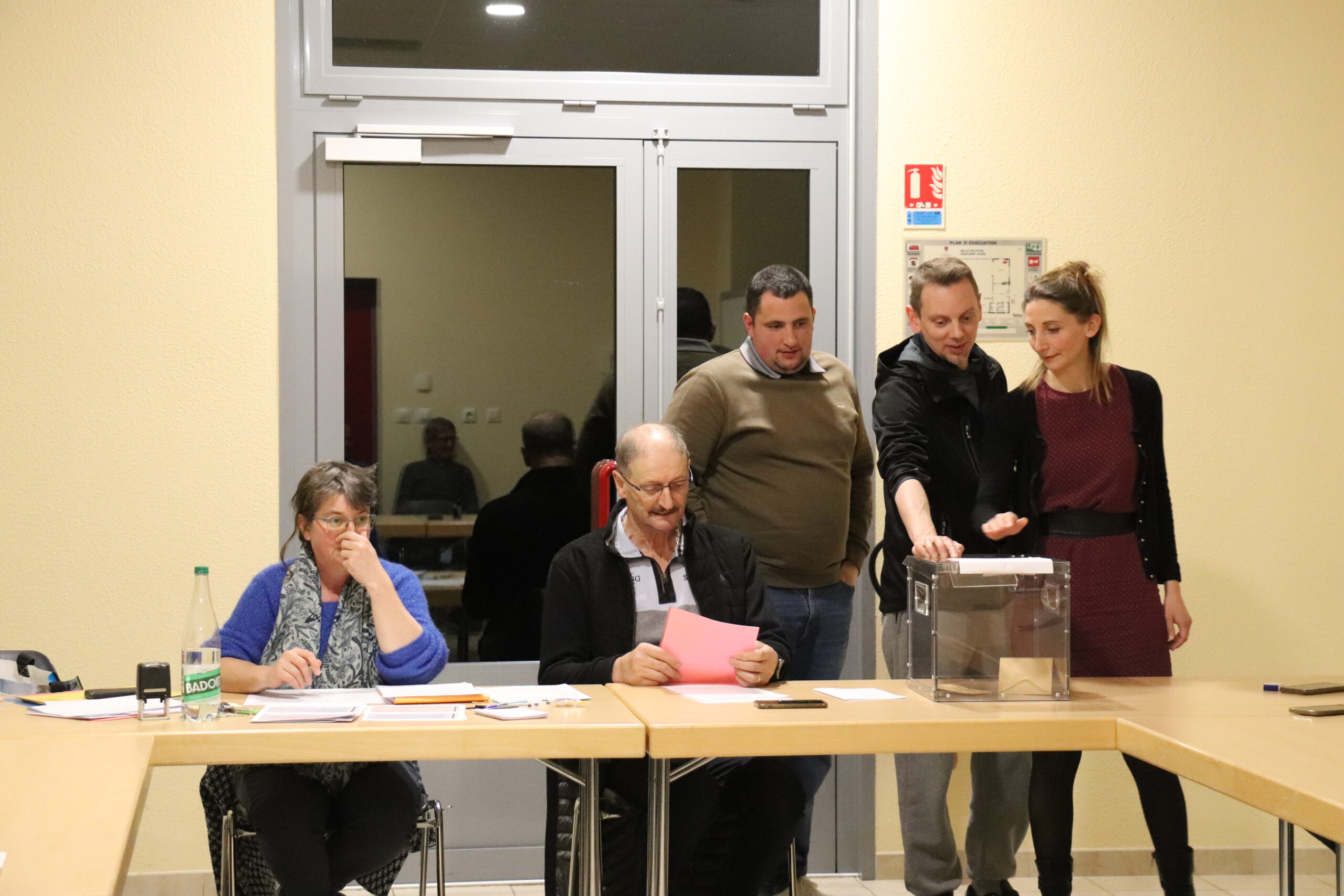 Les votes pour l’élection des adjoints au conseil municipal de Val Suran.