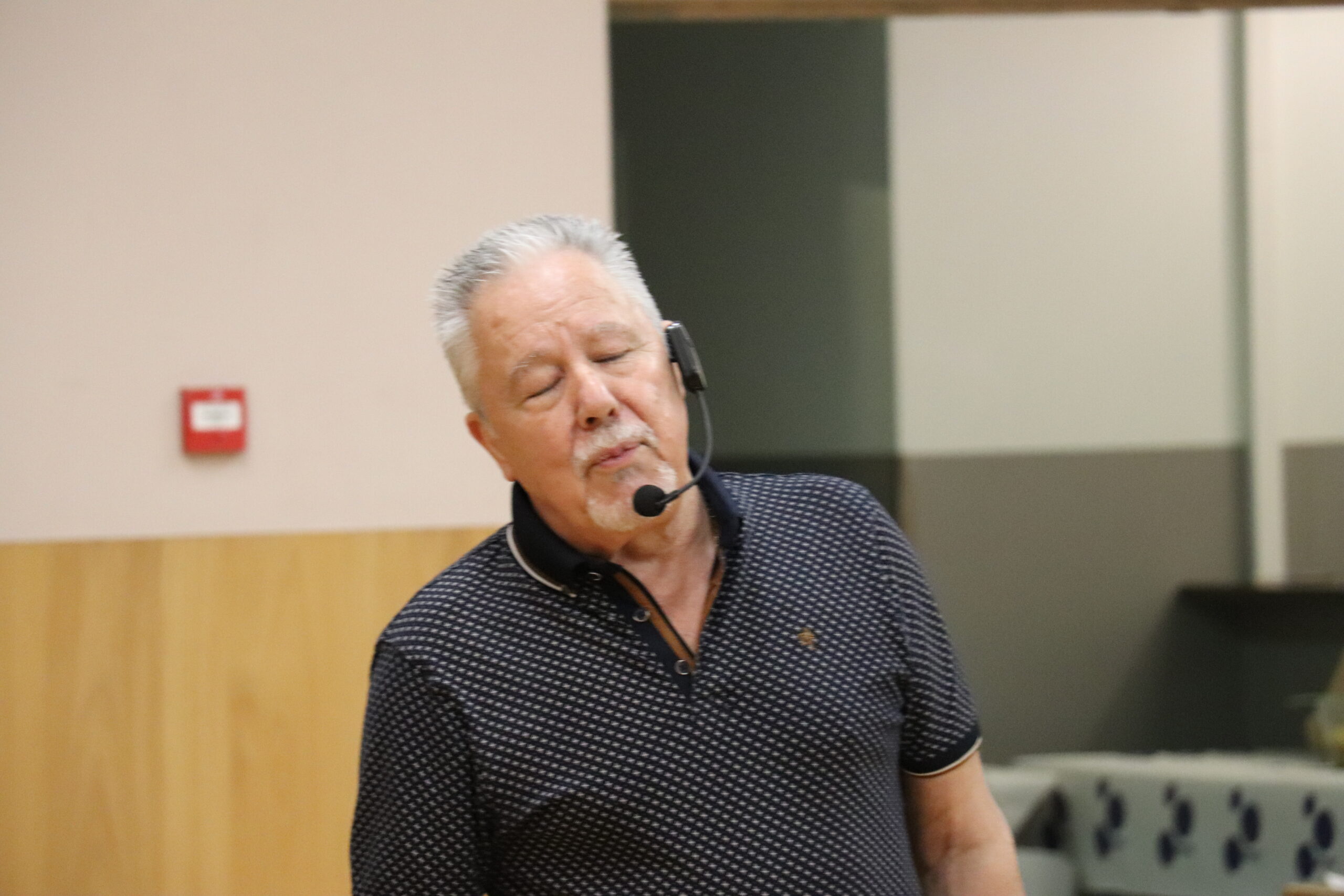 Manu, le professeur concentré sur les bons gestes lors d’un cours à la salle Grenette.