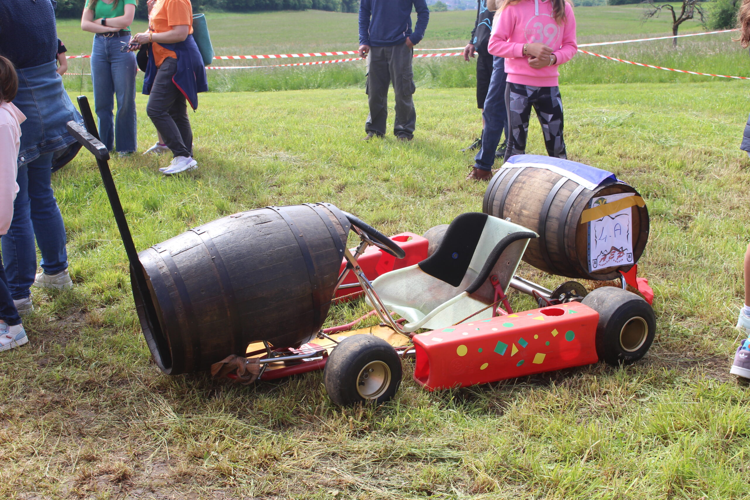 Modèle atypique de caisse à savon appelé "pour l’apéro" présent à Vosbles-Valfin.