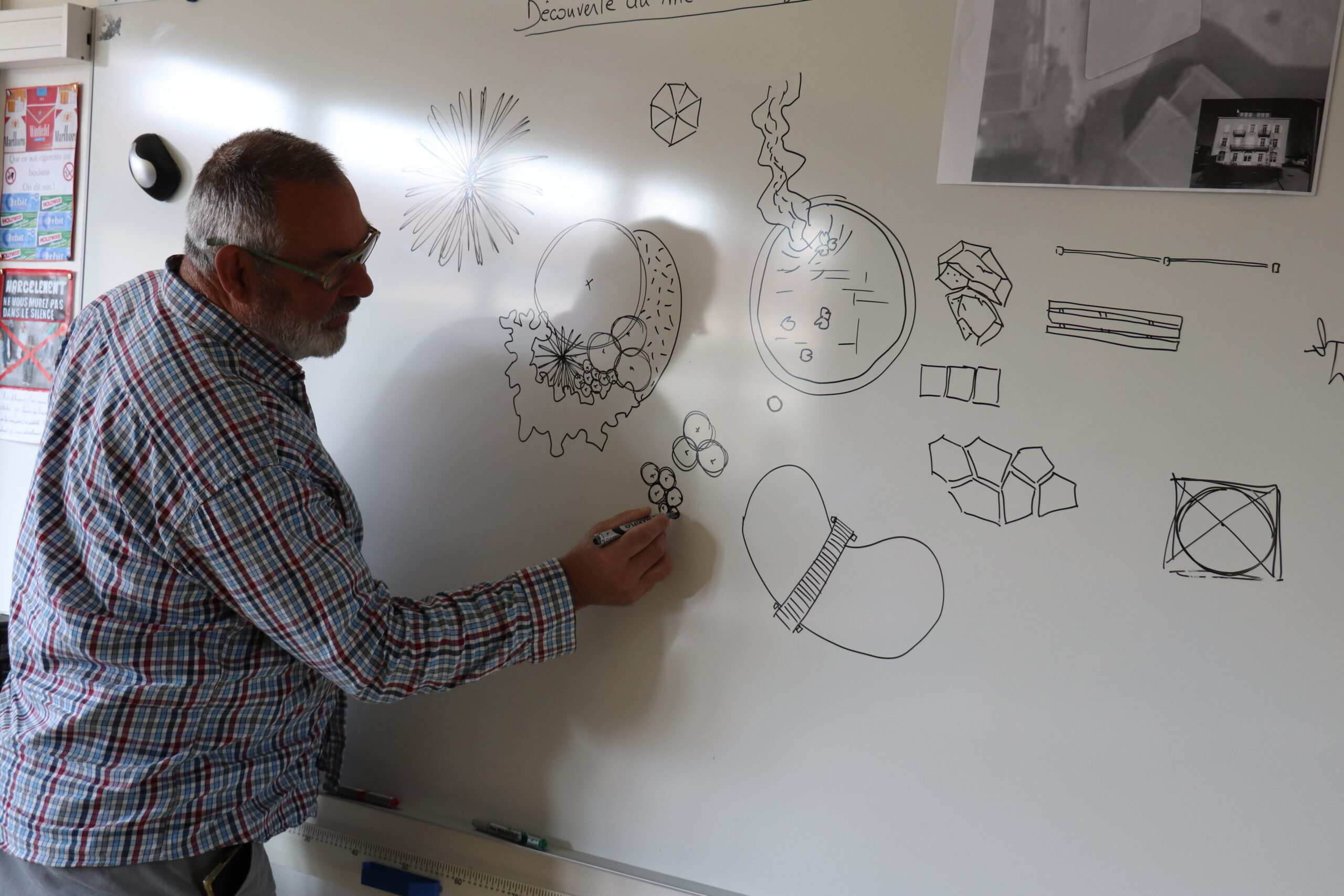 Olivier François, paysagiste, expliquant l’aménagement paysager, l’engazonnement et l’entretien des espaces verts.